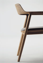Maruni Hiroshima Armchair Polstret, detalj av konstruksjon og overflater