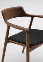 Maruni Hiroshima Wide Armchair, detalj av konstruksjon og overflater