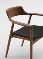 Maruni Hiroshima Wide Armchair, detalj av konstruksjon og overflater