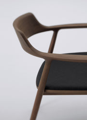 Maruni Hiroshima Wide Armchair, detalj av konstruksjon og overflater