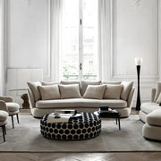 Maxalto Apollo sofa i en stue med lavt bord