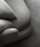 Detalj av polstring og sømmer på Maxalto Apollo sofa