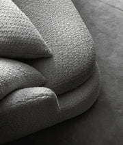 Detalj av polstring og sømmer på Maxalto Apollo sofa