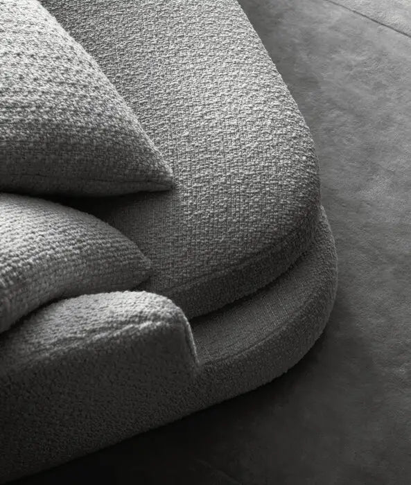 Detalj av polstring og sømmer på Maxalto Apollo sofa