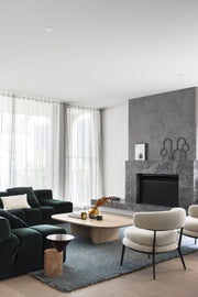 Maxalto Caratos loungestol i en stue med sofa og lavt bord