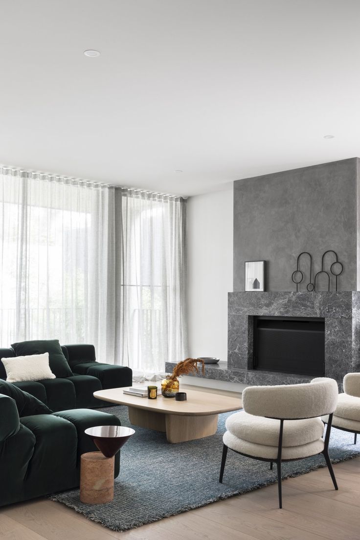 Maxalto Caratos loungestol i en stue med sofa og lavt bord