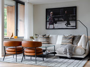 Maxalto Caratos loungestoler ved en sofa i en stue