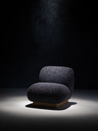 Moroso Clay Loungestol: mørk loungestol sett forfra