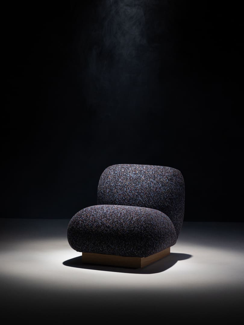 Moroso Clay Loungestol: mørk loungestol sett forfra