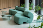 Moroso Gruuve Modulsofa: buet grønn sofa ved vinduer