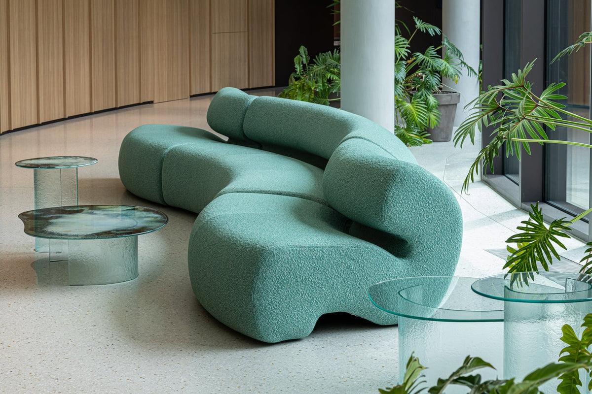 Moroso Gruuve Modulsofa: buet grønn sofa ved vinduer