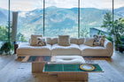 Moroso Me-Time Sofa: lys sofa i interiør med fjellutsikt