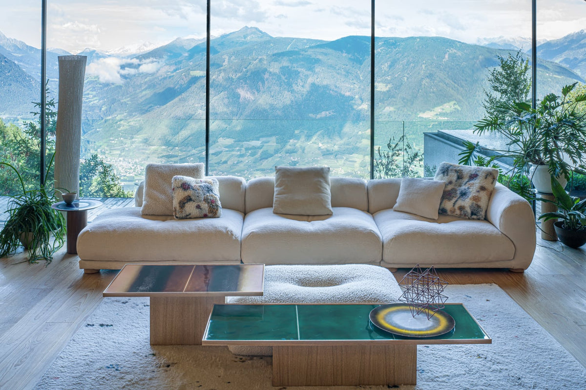 Moroso Me-Time Sofa: lys sofa i interiør med fjellutsikt