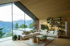 Moroso Me-Time Sofa: lys sofa ved store vinduer