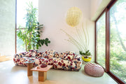 Moroso Me-Time Sofa: mønstret sofa ved store vinduer