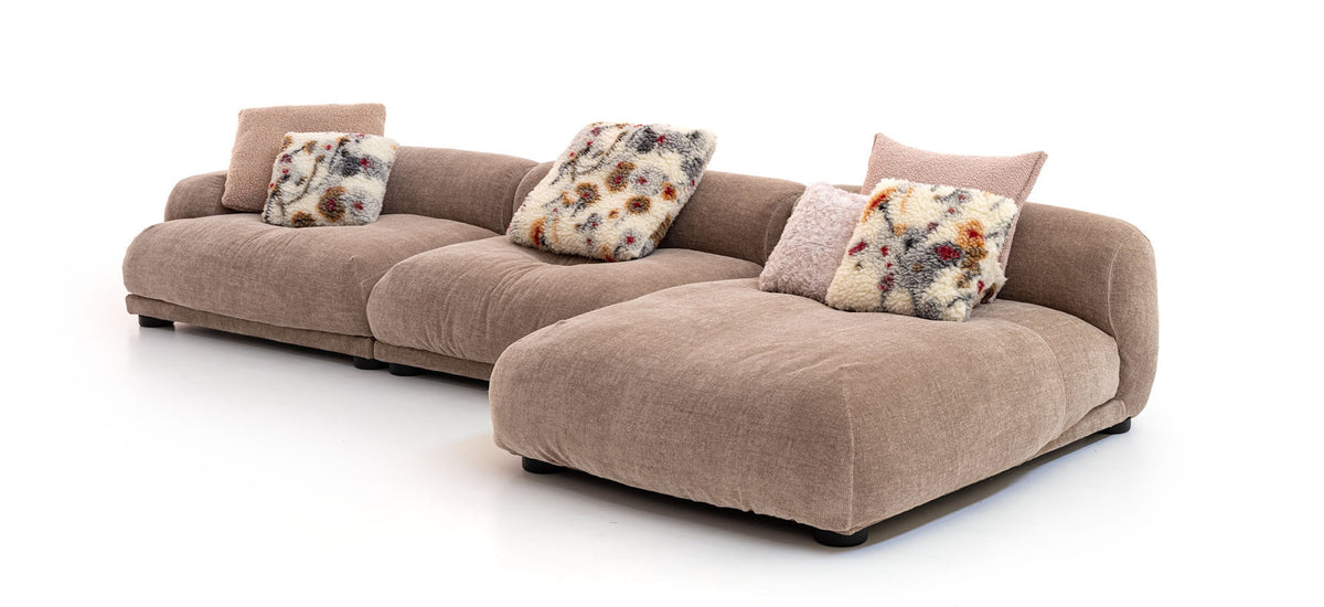 Moroso Me-Time Sofa: brunt sofaoppsett sett skrått forfra