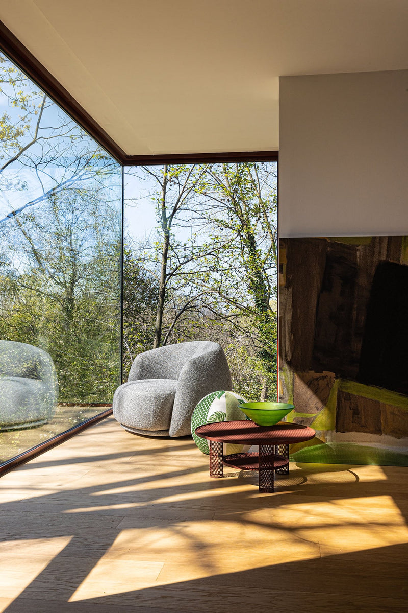 Moroso Pacific Loungestol: to loungestoler ved vindu