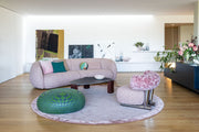 Moroso Pacific Sofa: lilla og blå sofa i interiør
