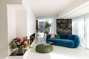 Moroso Pacific Sofa: blå sofa ved peis