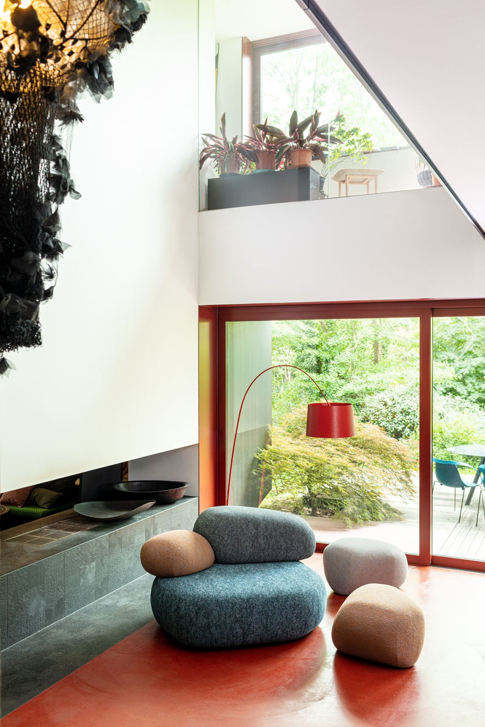 Moroso Pebble Rubble Modulsofa: sitteoppsett i rom med store vinduer