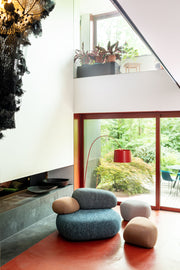 Moroso Pebble Rubble Modulsofa: sitteoppsett i rom med store vinduer