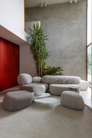 Moroso Pebble Rubble Modulsofa: lyst sitteoppsett ved teglvegg