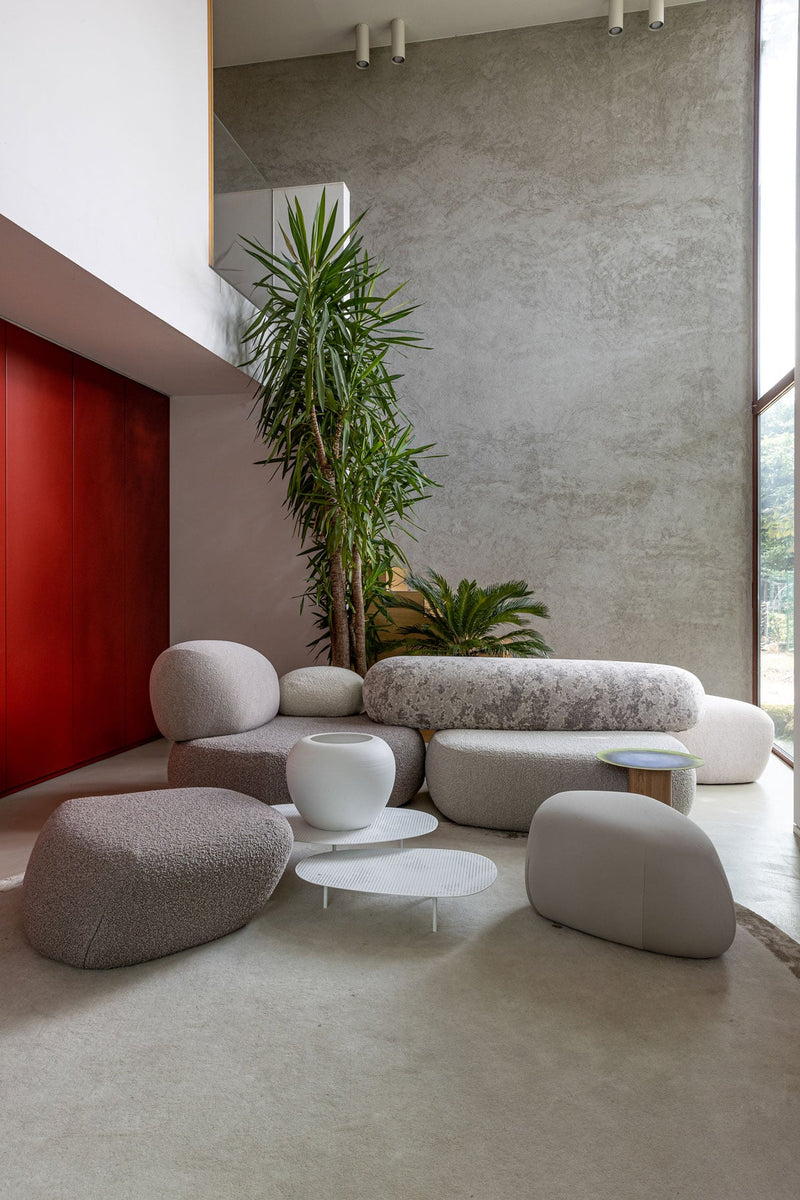 Moroso Pebble Rubble Modulsofa: lyst sitteoppsett ved teglvegg