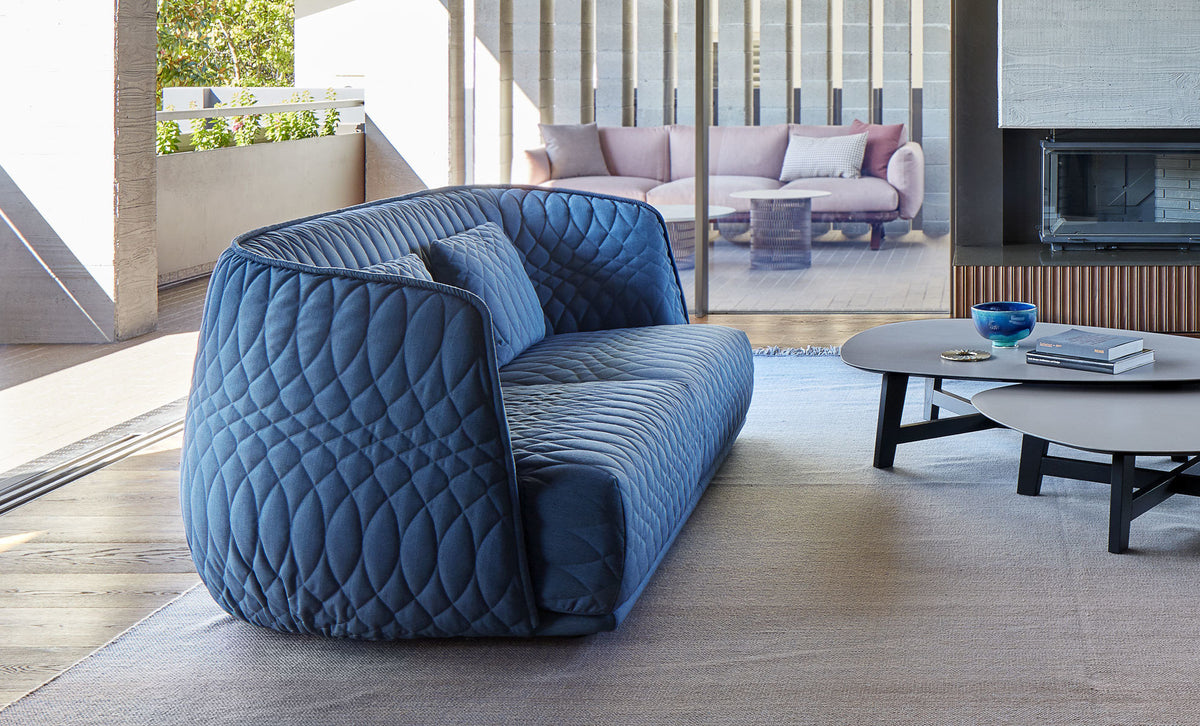 Moroso Redondo Sofa i blått tekstil, sett fra siden i interiør