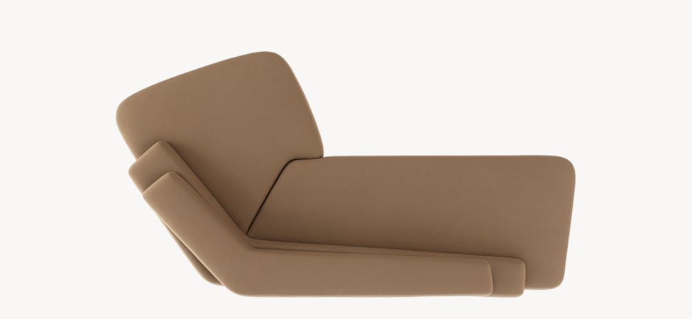 Moroso Rift Sofa: brunt sitteelement med asymmetrisk rygg