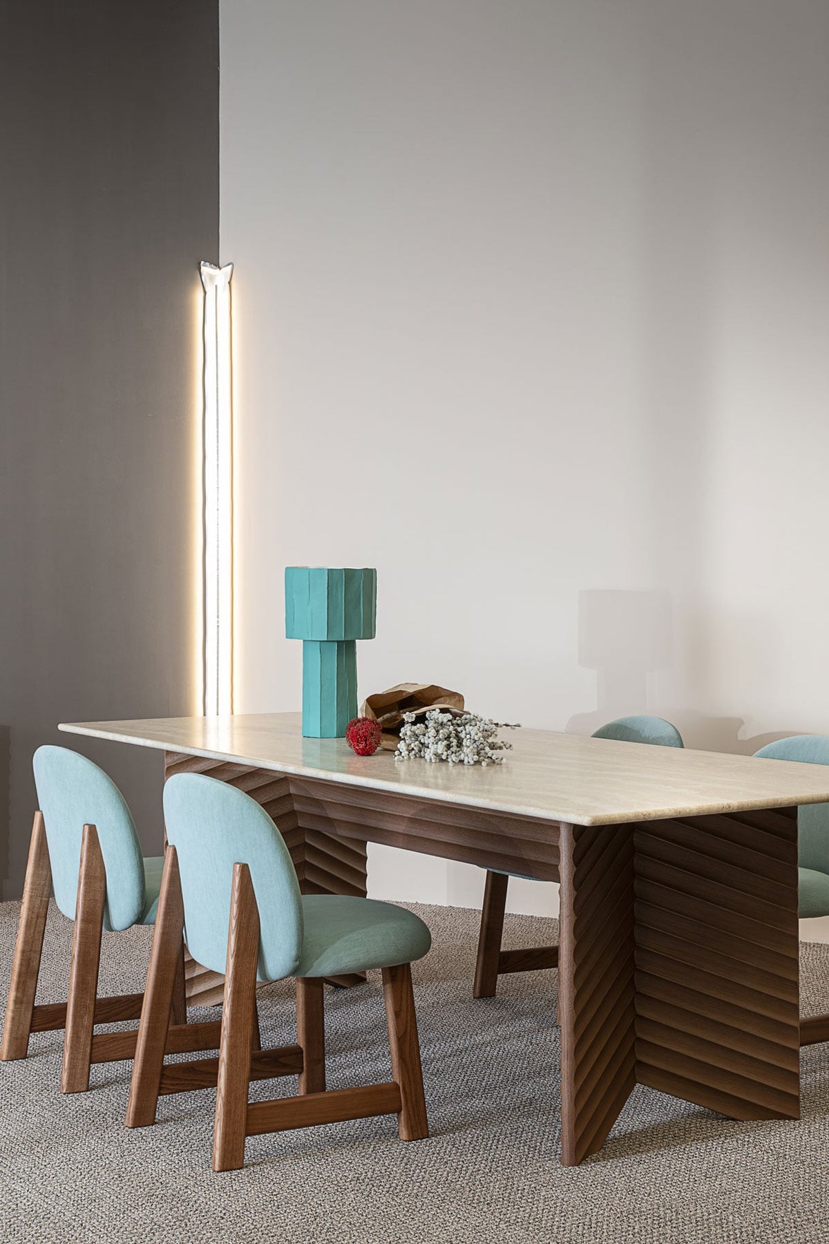 Moroso Rows Spisebord: spisebord i interiør med gardiner