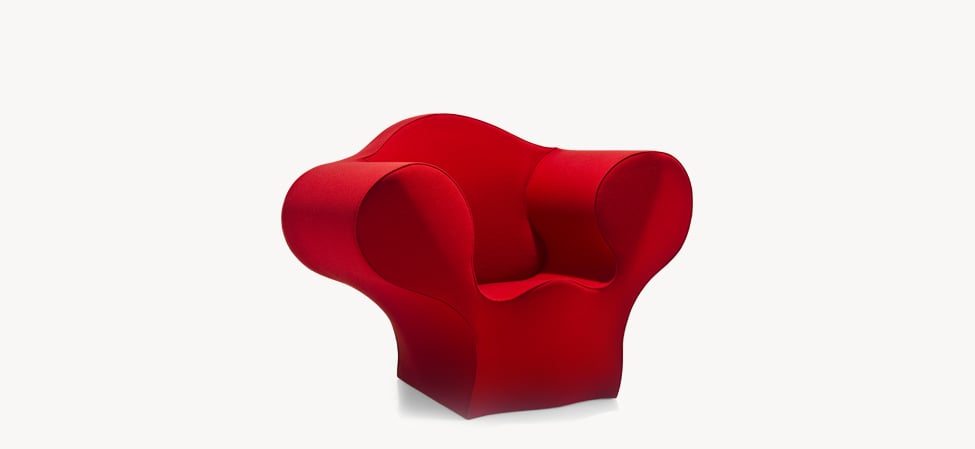 Moroso Soft Big Easy Loungestol: rød loungestol sett skrått forfra