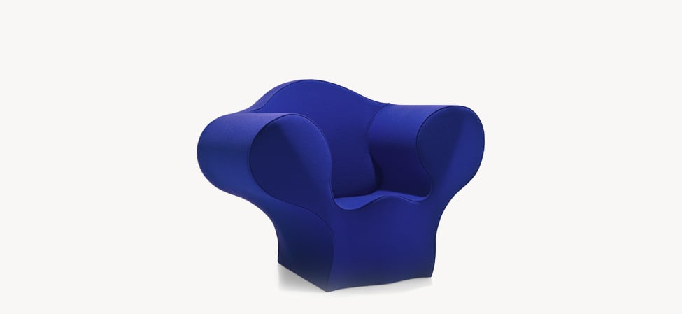 Moroso Soft Big Easy Loungestol: blå loungestol sett skrått forfra
