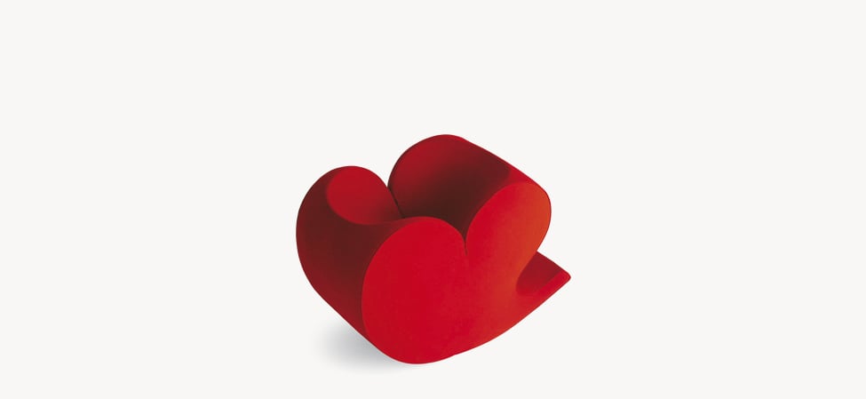 Moroso Soft Heart Loungestol: rød loungestol sett fra siden