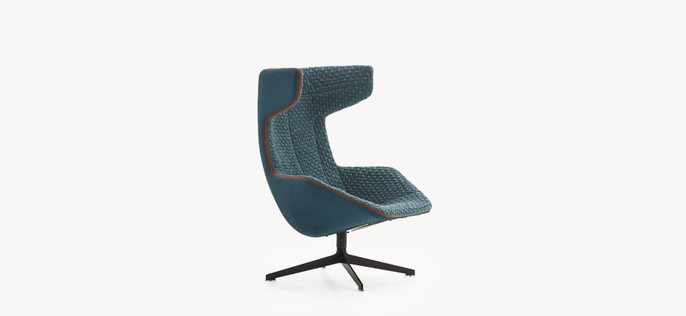 Moroso Take a Line for a Walk Loungestol: mørk høyrygget loungestol med svingbase