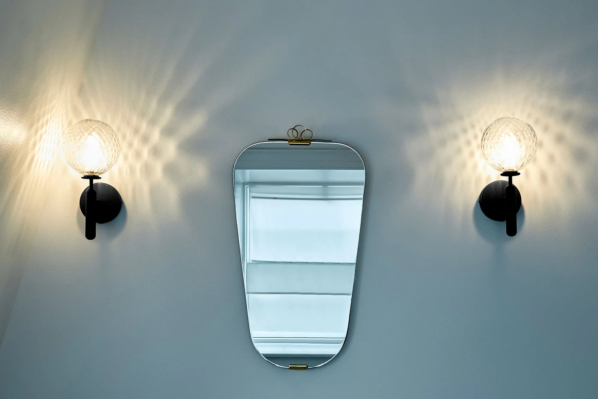 Nuura miira vegglampe i svart