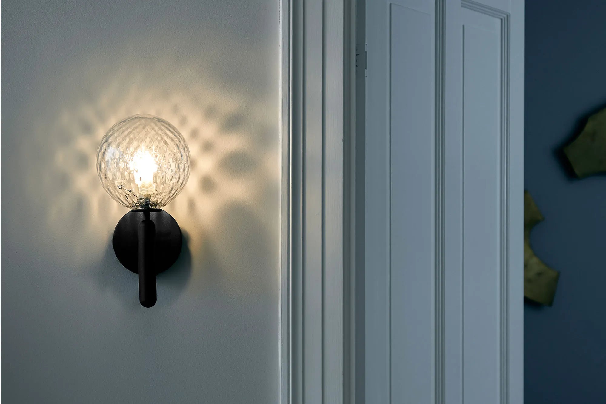 Sort vegglampe fra Nuura 