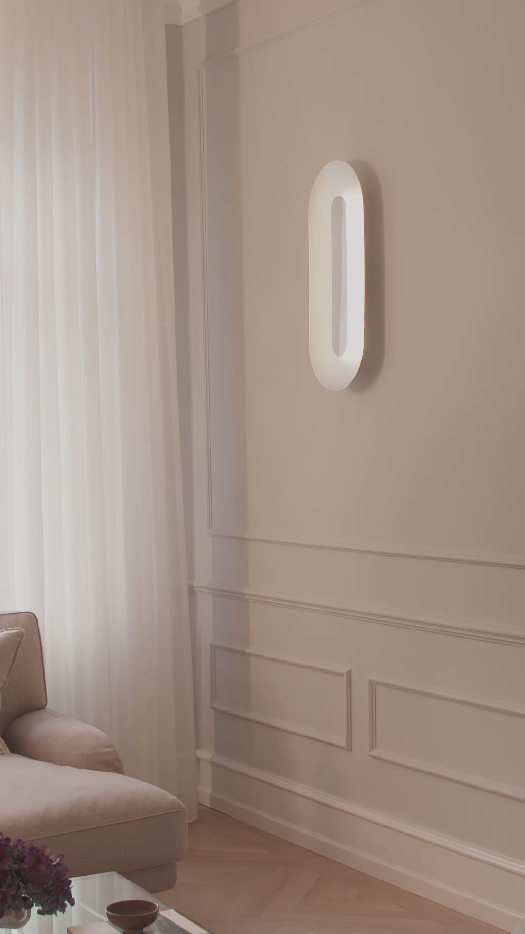 Sasi Large Silver vegglampe fra Nuura 