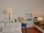 FAD bordlampe på murt benk med gulvlampe bak sofaen