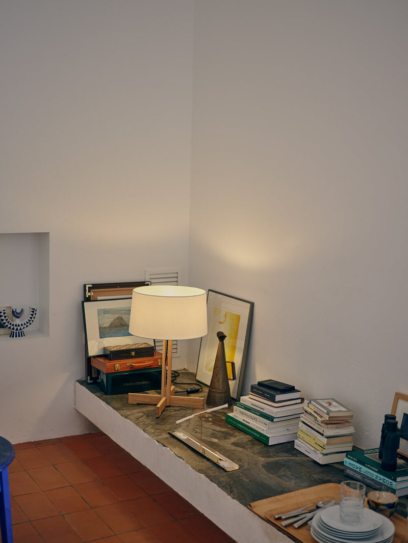 Tent FAD bordlampe på en murt benk med kunst og bøker