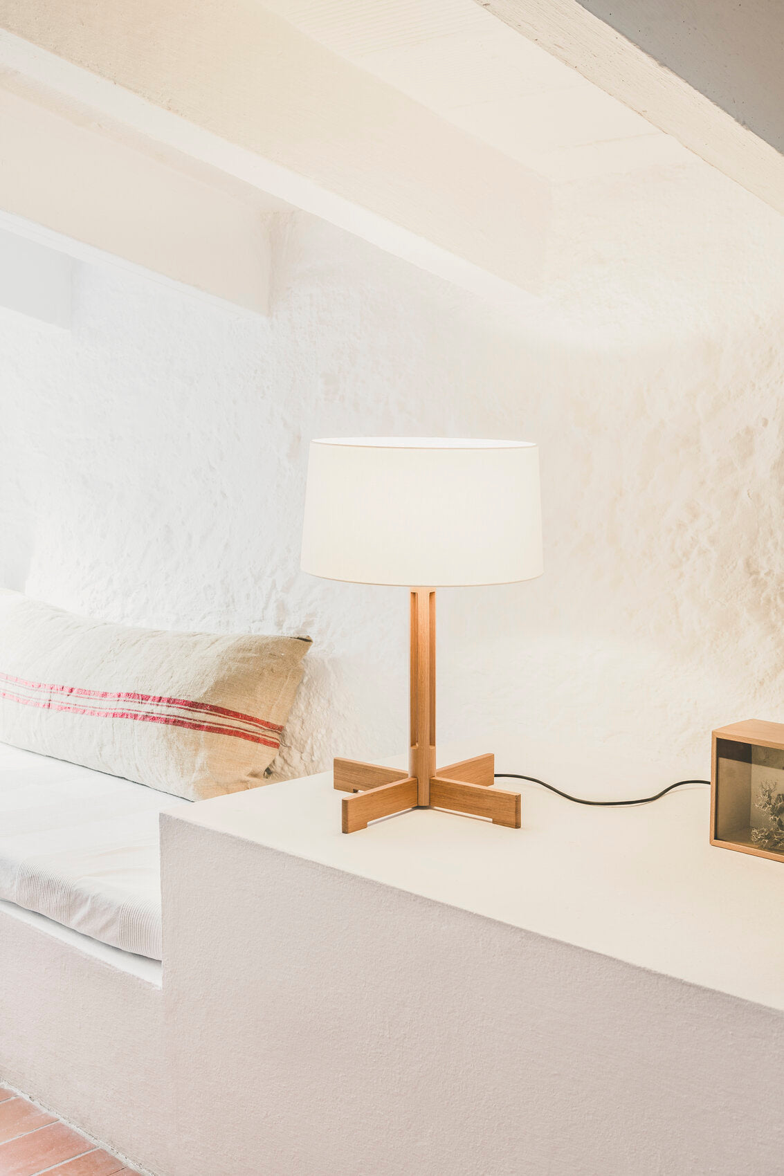 FAD bordlampe i eik på en hylle ved sengen