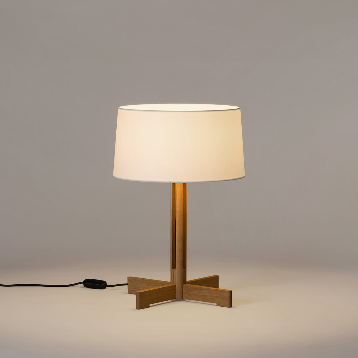 Tent FAD bordlampe fra Santa & Cole i eik med hvit skjerm