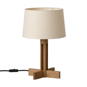 FAD Menor bordlampe fra Santa & Cole i eik med hvit skjerm, sett forfra