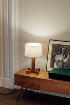 FAD Menor bordlampe med tent skjerm på en skjenk i tre