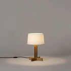 Tent FAD Menor bordlampe fra Santa & Cole i eik med hvit skjerm
