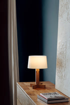 FAD Menor bordlampe på en skjenk ved vinduet