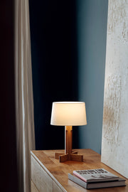 FAD Menor bordlampe på en skjenk ved vinduet