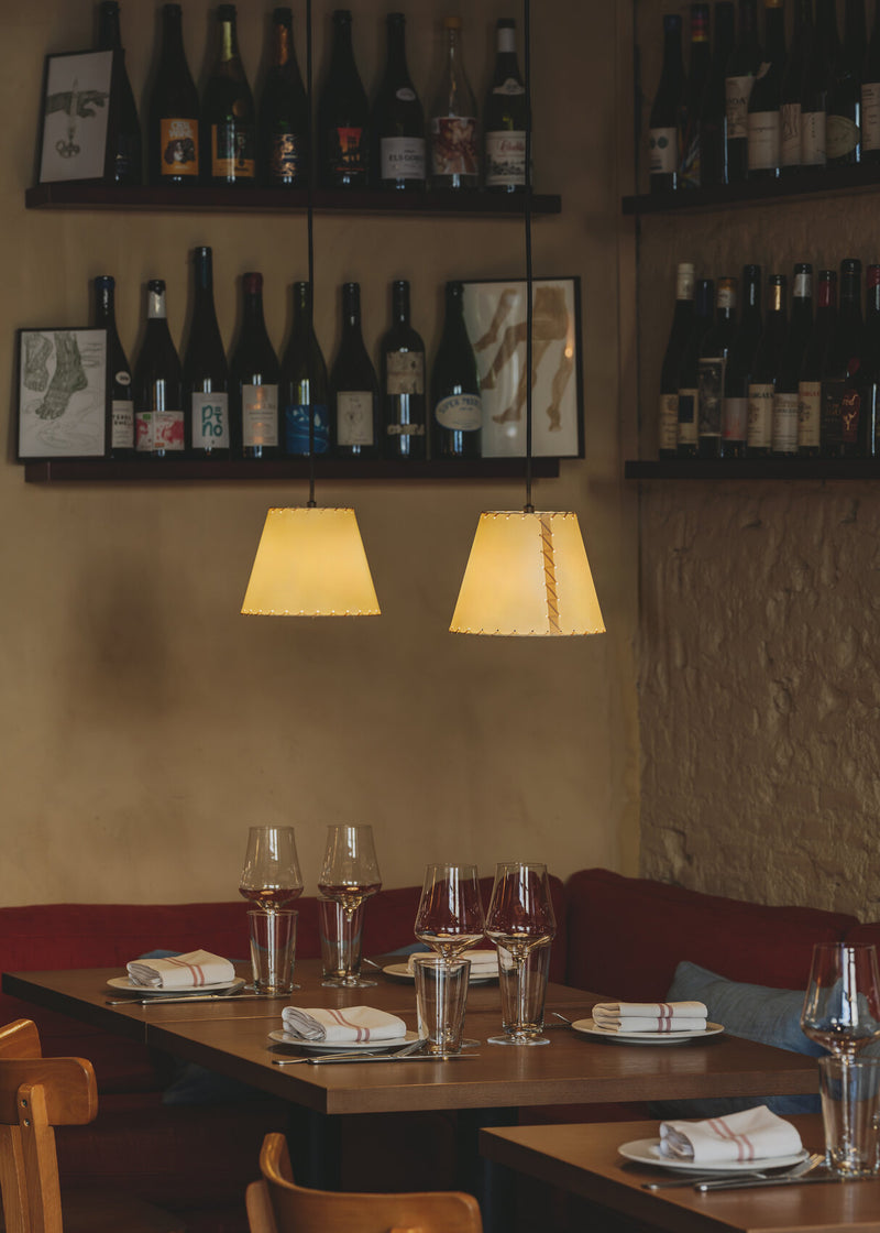 Sísísí Cónicas MT1 pendler fra Santa & Cole over et restaurantbord