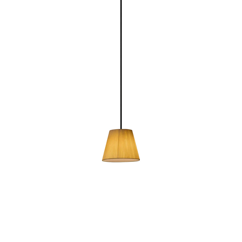 Sísísí Cónicas PT1 pendel fra Santa & Cole med skjerm i naturfargede bånd og sort ledning