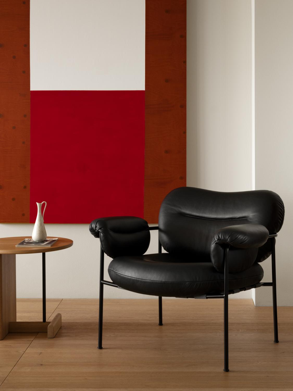 Bollo Loungestol i sort skinn med sort base med Koku sidebord fra Fogia 